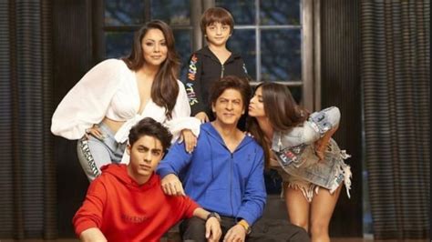 Shah Rukh Khan returns to Mumbai with Gauri Khan, Abram after New Year ...