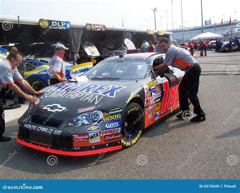 Bobby Labonte Car and Crew #18 Editorial Stock Image - Image of team, bobby: 6970449