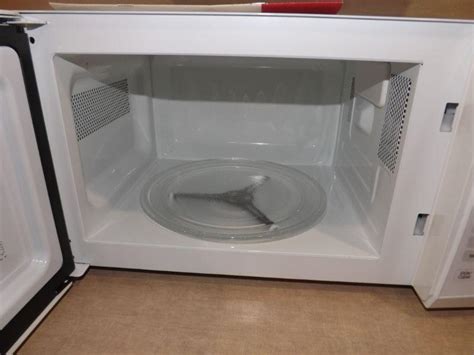 LOT 6 GOLDSTAR MICROWAVE OVEN | EstateSales.org