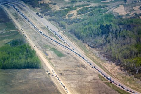 Forest fires rage in Fort McMurray, Alberta