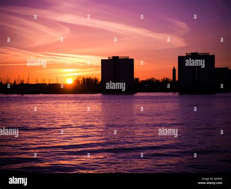 The view over Portsmouth harbour at sunset with the sun setting behind the Gosport skyline Stock ...