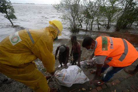 Huge Cyclone Amphan slams into India's coast, and it's already a killer ...