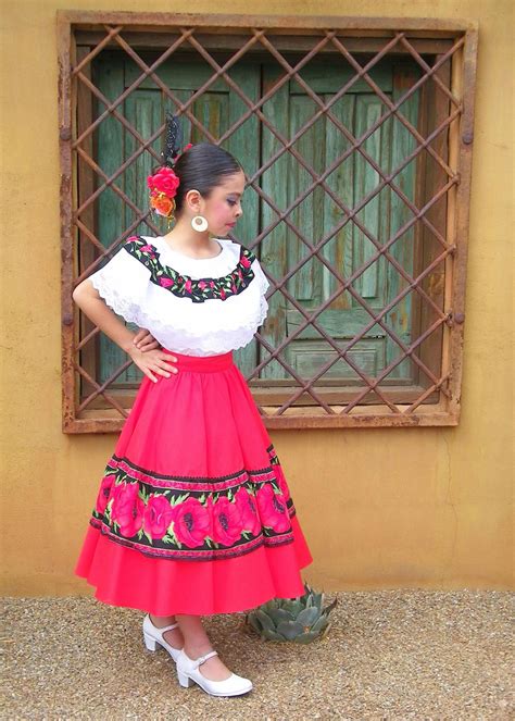 Ballet Folklórico seamstress extraordinaire: Colorful exhibit at ...