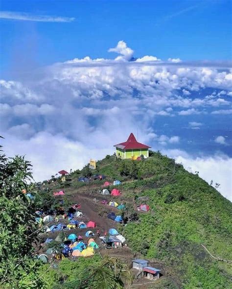 Gunung Andong Magelang Manjakan Mata Dengan Golden Sunrise