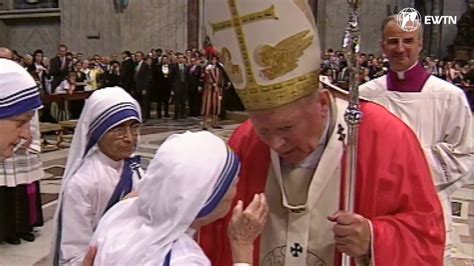 John Paul II greets and blesses Mother Teresa of Calcutta a few months before her death - YouTube