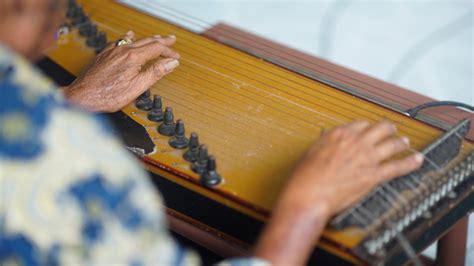 Perbedaan Kecapi dan Sasando sebagai Alat Musik Petik Tradisional | kumparan.com