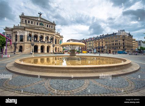 Die Oper Frankfurt ist jetzt die Alte Oper (Old Opera), eine ...