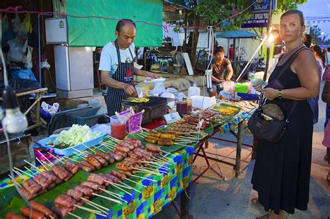 Marché nocturne de Lamai | Night market, Chinese steamed dumplings ...