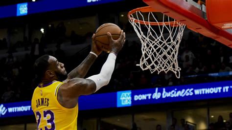 Lakers' LeBron James hosts personal dunk contest in dominant performance against Bulls ...