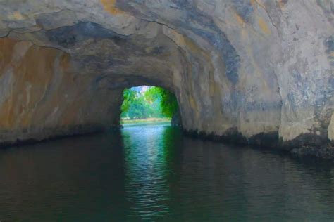 Tràng An - Boat tours caves and temples | Viet Tracks