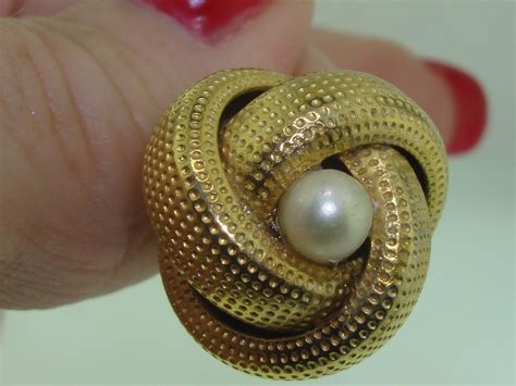 ELEGANT VINTAGE PAT. DATED 1965 ADJUSTABLE SCREW BACK GOLD TONE W/PEARL ...