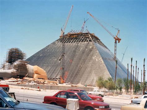 Giza Pyramid Construction, (2000 BC, Colorized) - 9GAG