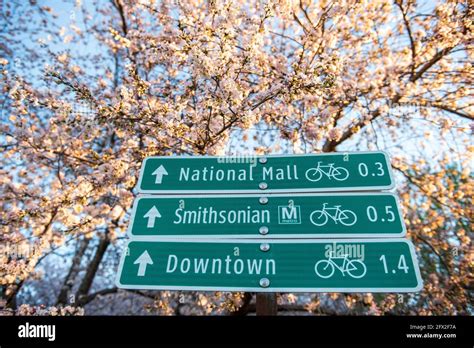 Green traffic signs hi-res stock photography and images - Alamy