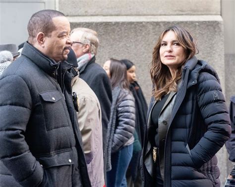 Mariska Hargitay film a scene for “SVU” in New York City on 28 November 2023 | Mariska hargitay ...