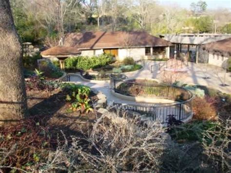 Caldwell Zoo in Tyler Texas, location, map, photographs, habitats, and exhibits