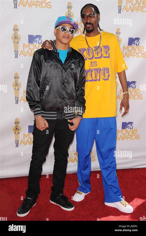 Snoop Dogg & Son Cordell at the 2010 MTV Movie Awards held at the ...