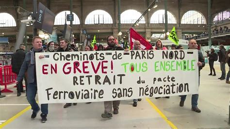 France strike: Rail misery as three-month action tests Macron - BBC News