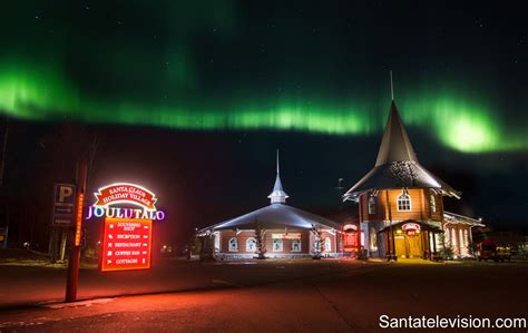 Santa Claus Holiday Village (Village de vacances du Père Noël) à Rovaniemi en Laponie sous les ...