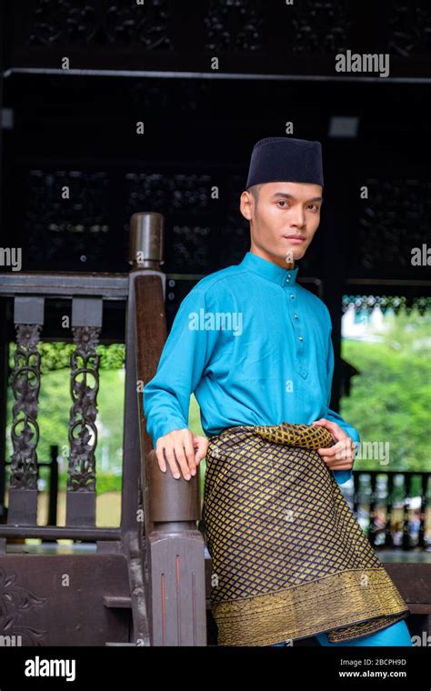 Malay traditional costume hi-res stock photography and images - Alamy