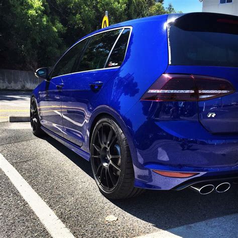 OZ Black with R Blue. Wow epic coulor | Golf car, Volkswagen, Golf r mk7