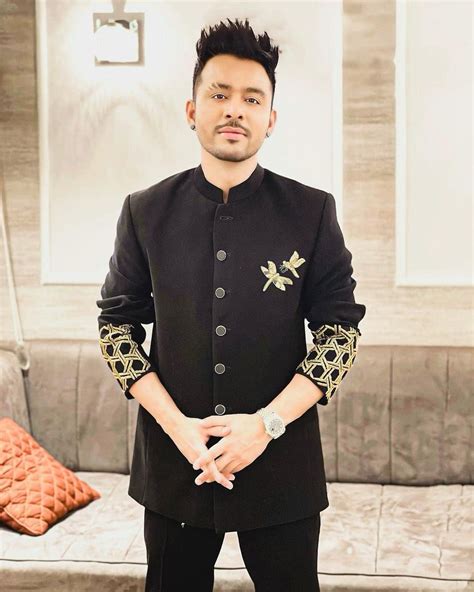 Tony Kakkar Wiki, Age, Family, Girlfriends, Net Worth & More