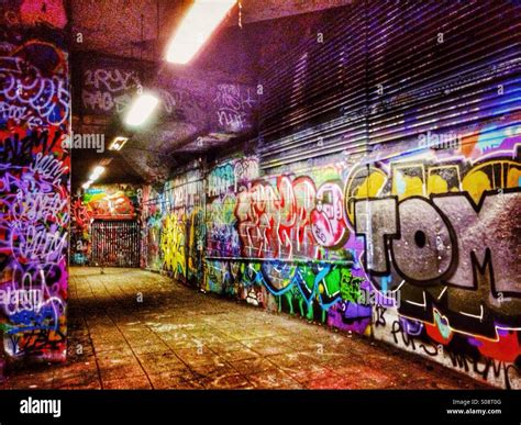 Graffiti tunnel Stock Photo - Alamy