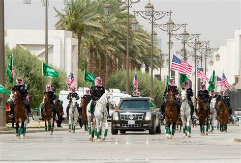 Saudi Royal Guards’ uniform grabs Donald Trump’s attention - Al Arabiya ...