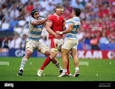 Wales' Aaron Wainwright (centre) and Argentina's Mateo Carreras (right) during the Rugby World ...