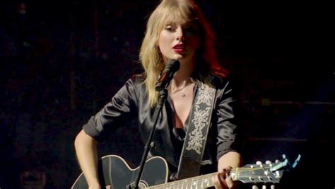 [WATCH] Taylor Swift Performs 'The Man' Acoustic Live In Paris