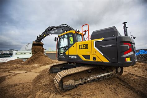 Volvo partners with WM for electric excavator pilot project