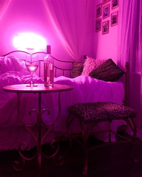 AIMÈ PRADIS 🇲🇽 on Instagram: “Isolation but make it aesthetic 🍸 ⭐️ ” | Small room bedroom ...