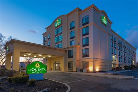 La Quinta Inn & Suites by Wyndham Garden City | Garden City, NY Hotels