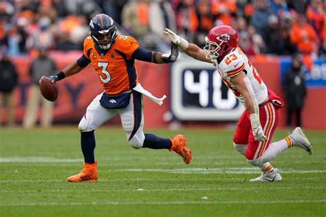 🏈 Wilson, Simmons lead Denver Broncos to first win over Chiefs since 2015