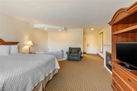 Luxury King with Spa and Fireplace - Ogunquit Hotel & Suites