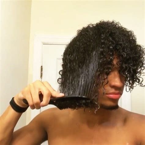 Combing wet curly hair is so satisfying 🙌🏼 Do you guys comb your hair ...