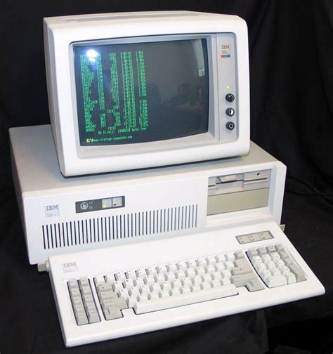 1984 IBM computer: floppy drive & 20+ MB hard drive; price approx. 6,000 | Computadores antigos ...