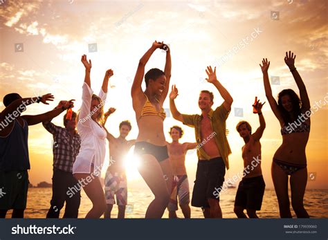 Jóvenes felices bailando al atardecer Foto de stock 179939060 | Shutterstock