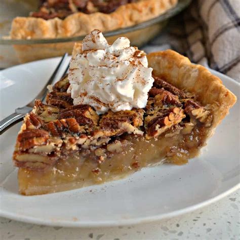 Easy Southern Pecan Pie | Small Town Woman