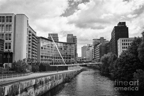 The river irwell between Spinningfields and salford with the lowry ...