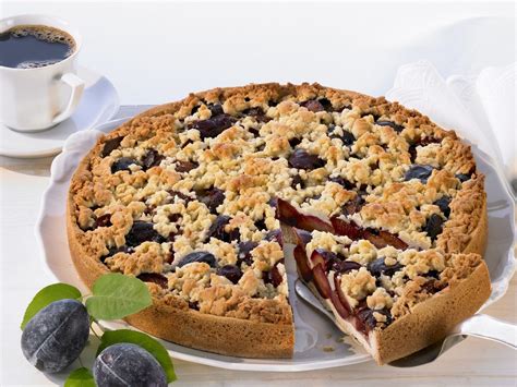 Pflaumen-Streusel-Kuchen Rezept | EAT SMARTER