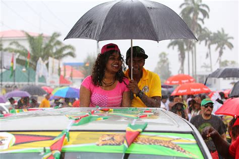 ‘Patriotic’ jubilee parade attracts thousands despite heat, delays ...