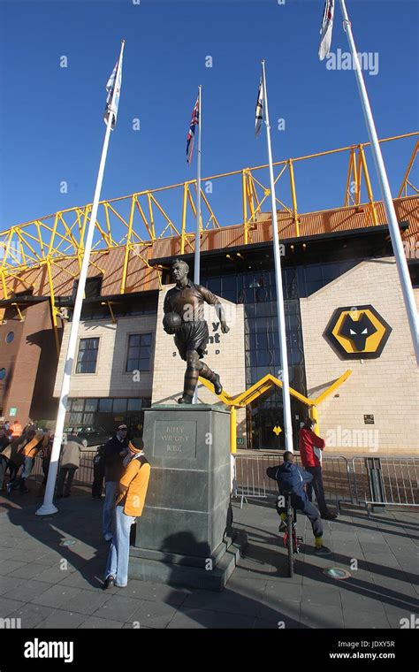 MOLINEUX STADIUM & STATUE WOLVES STADIUM MOLINEUX STADIUM WOLVERHAMPTON ...