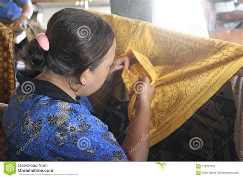 Woman Batik worker editorial photo. Image of artisan - 118777056