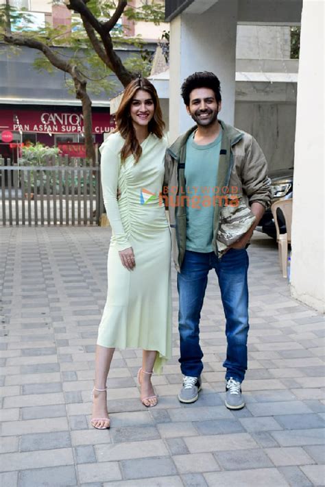 Photos: Kartik Aaryan and Kriti Sanon spotted promoting their film ...