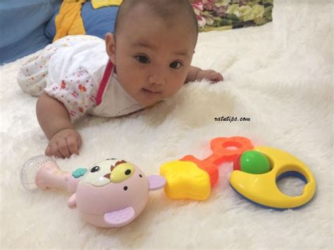 Gambar Bayi Tengkurap - Adzka