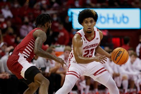 Wisconsin Badgers men’s basketball: UW sneaks back into AP Top-25 ...