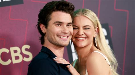 Kelsea Ballerini Makes Red Carpet Debut With Boyfriend Chase Stokes At ...