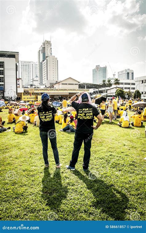 Couple with Crowd at Bersih 4 Rally Editorial Photography - Image of bersih, demonstration: 58661857