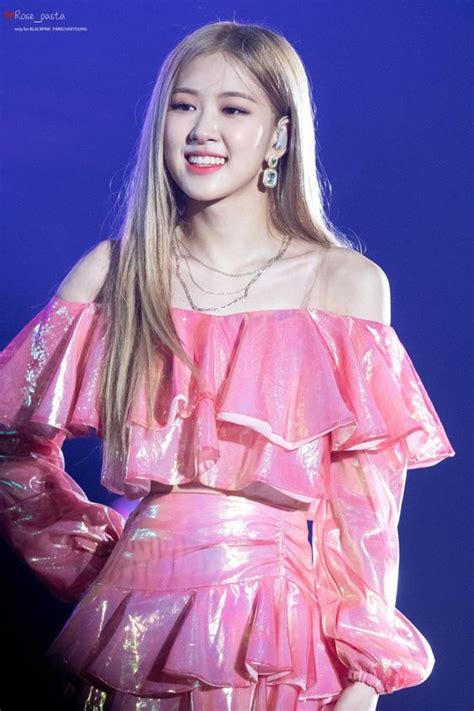 10+ Times BLACKPINK's Rose Showed Off Her Perfect Shoulder-Line In The ...