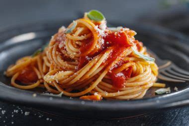 SPAGHETTI WITH TOMATO SAUCE: A DELICIOUS & VERY FAST ITALIAN DISH! - Eatalian Recipes